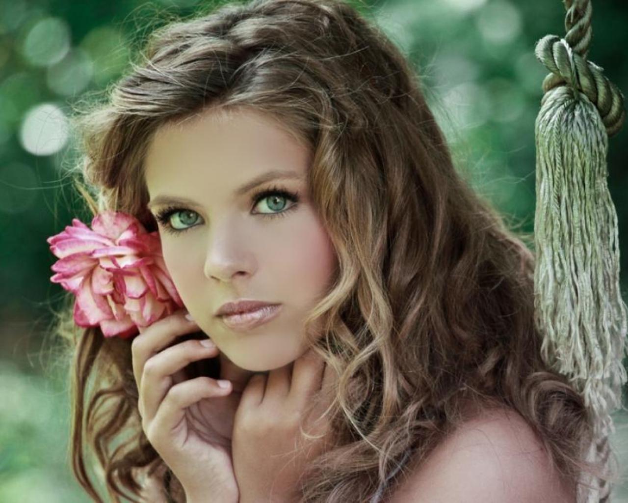 pretty-girl-with-brown-hair-green-eyes-wallpaper-4.jpg